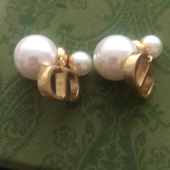 Dior Pearl Fold CD stud Earrings - Picture 3 of 5